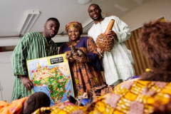 Ristinummen päiväkoti bekantar sig med afrikansk kultur. Richmond Ghansah, Fatima Usman och Francis Oyeyiola